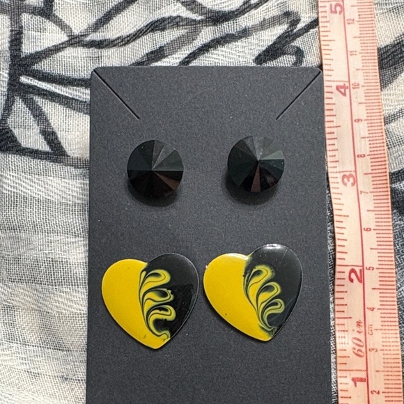 Jewelry - 🖤Elegant Black and Yellow Heart Earrings🖤